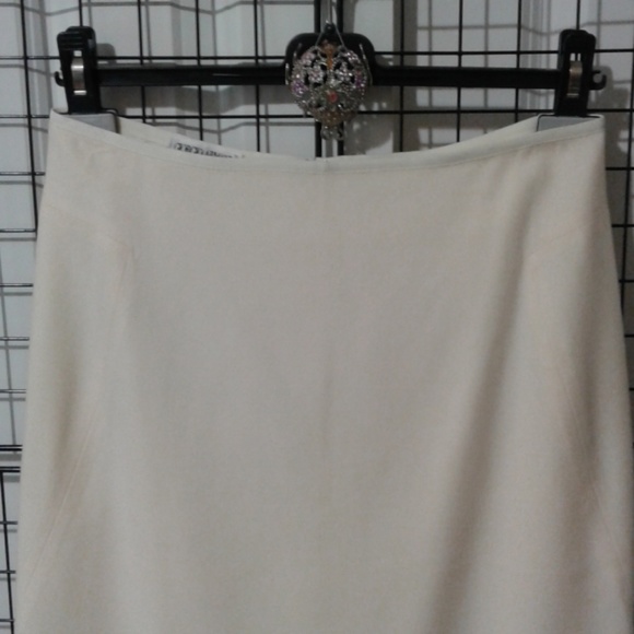 Light weight wool skirt. NWT - Picture 2 of 3